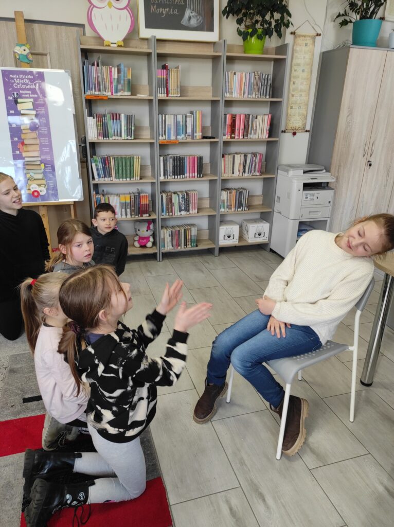 Dzieci podczas zajęć w bibliotece